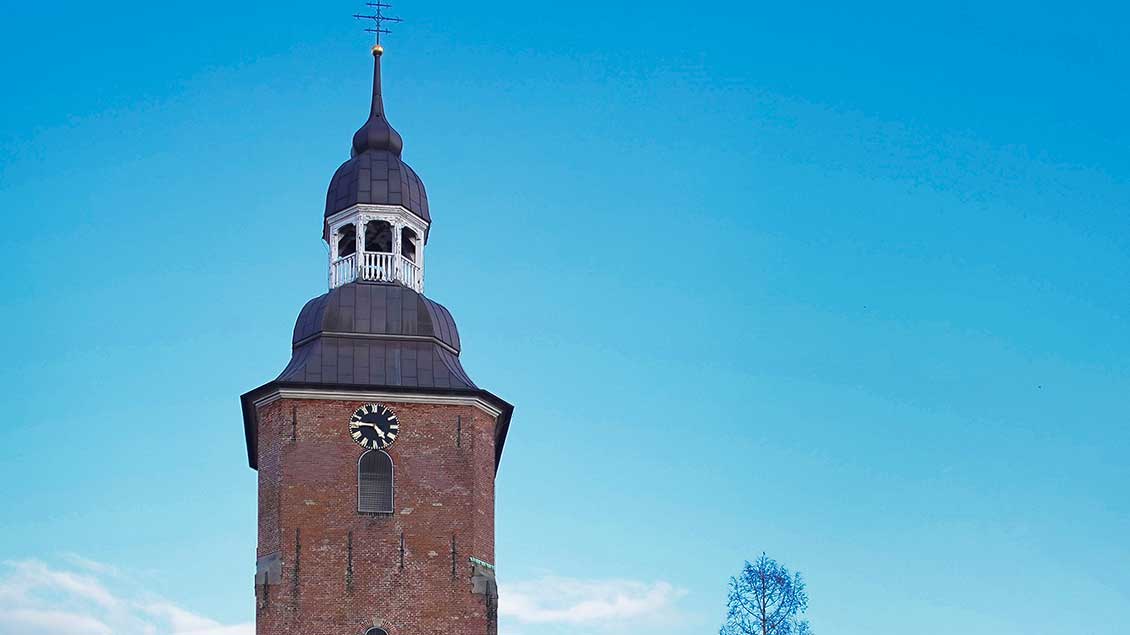 Kirchturm der Pfarrkirche St. Andreas in Cloppenburg.