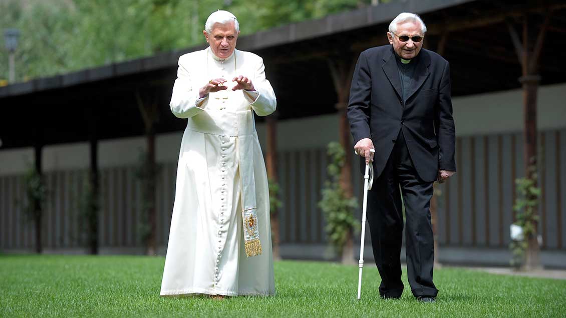 Papst Benedikt XVI. (links) beim Spaziergang mit seinem Bruder Georg Ratzinger im Jahr 2008.