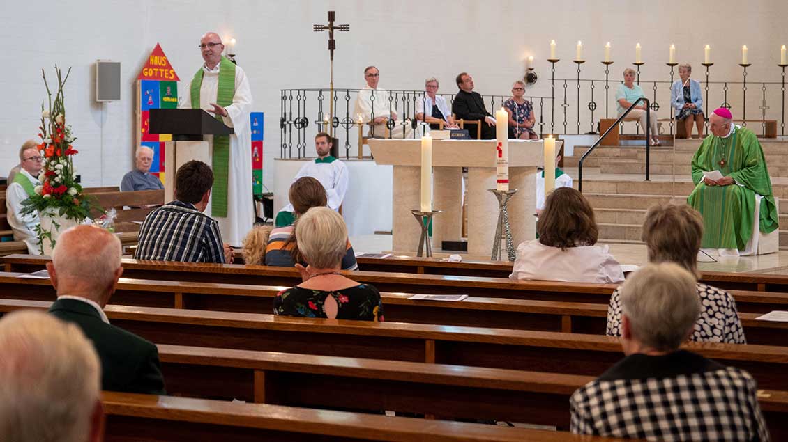 Pater Marek (am Ambo) wird ins Provinzhaus nach München wechseln und das Team der Pfarrei St. Willibald unterstützen.