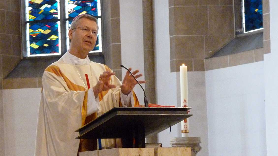 Weihbischof Stefan Zekorn am Ambo der Pfarrkirche in Oelde.