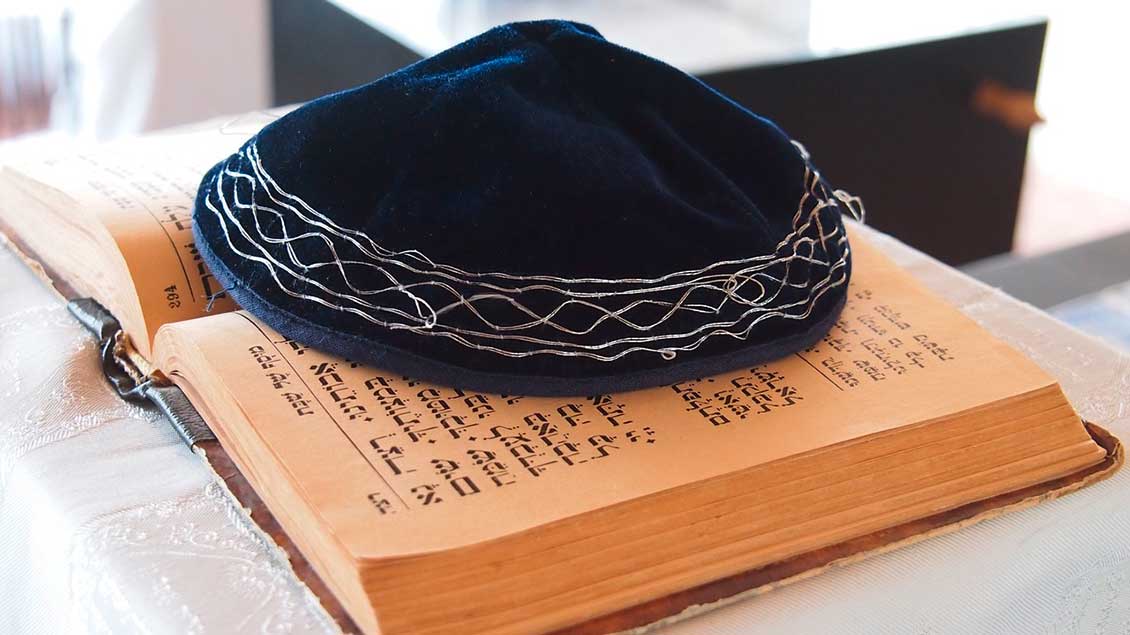 Jüdische Kipa auf einer hebräischen Bibel
