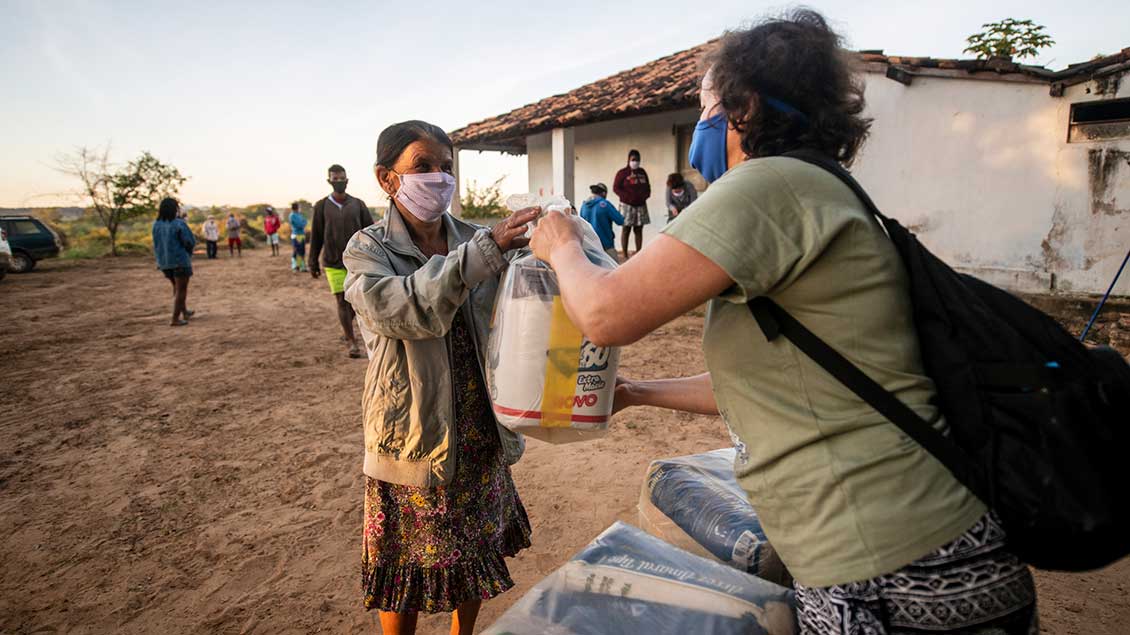 Schwester Neusa do Nascimento verteilt Lebensmittel, Hygieneartikel und Schutzmasken im Rahmen der Corona-Soforthilfe am Rio São Francisco im brasilianischen Bundesstaat Minas Gerais.