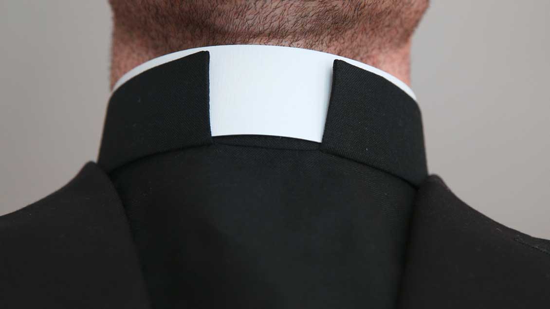 Priester mit Priesterkragen