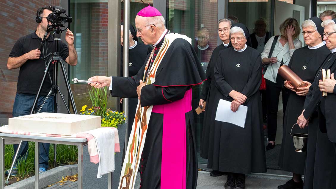 Bischof Felix Genn segnete den Grundstein des neuen Gebäudes.