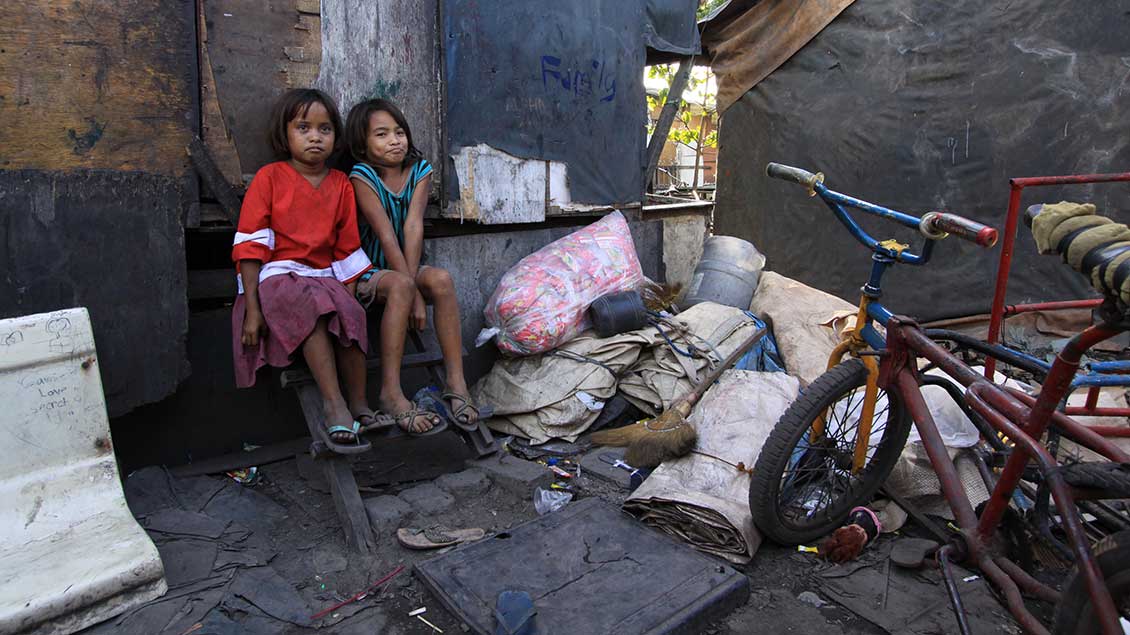 Kinder in einem Slum.