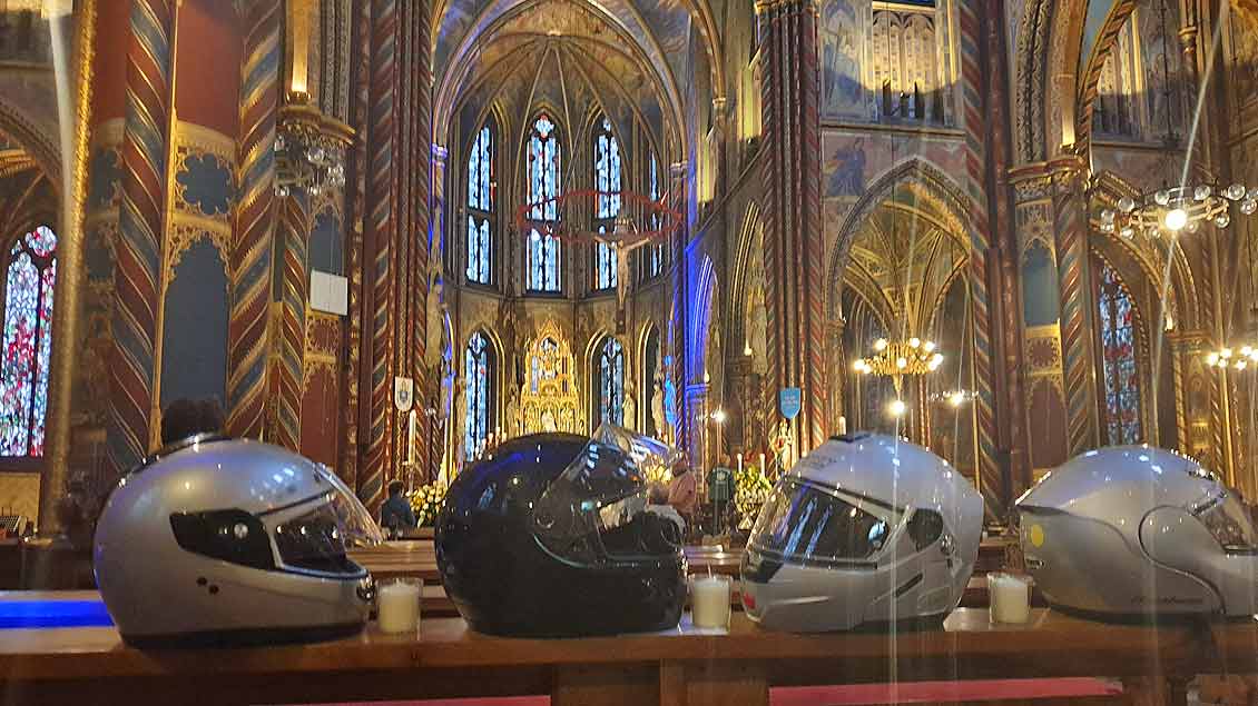 Während der Feier in der Basilika in Kevelaer legten die Motorradfahrerinnen und -fahrer ihre Helme auf den Kirchenbänken ab.