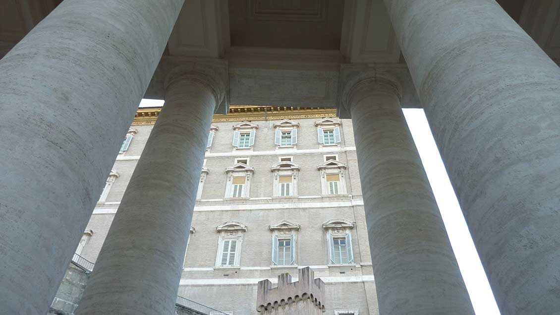 Säulen vor dem Apostolischen Palast im Vatikan