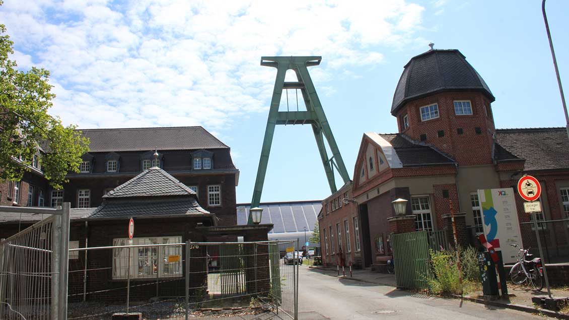 Ein alter Förderturm erinnert an die ehemalige Zeche Lohberg in Dinslaken. Hier soll ein neues Pflege-Ausbildungszentrum der Caritas entstehen.