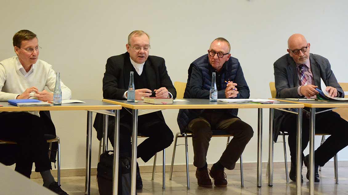 Weihbischof Dr. Christoph Hegge (2. von links) und Karl Render (rechts) stellten zusammen mit Pater Hans-Michael Hürter (links) und Werner Heckmann das neue Leitungsmodell für die Saerbecker Pfarrei St. Georg vor.