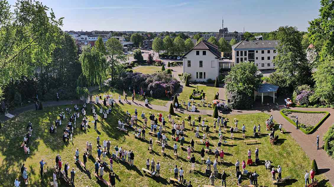 Open-Air-Gottesdienst im Garten des Bischöflich Münsterschen Offizialats im Mai 2020.