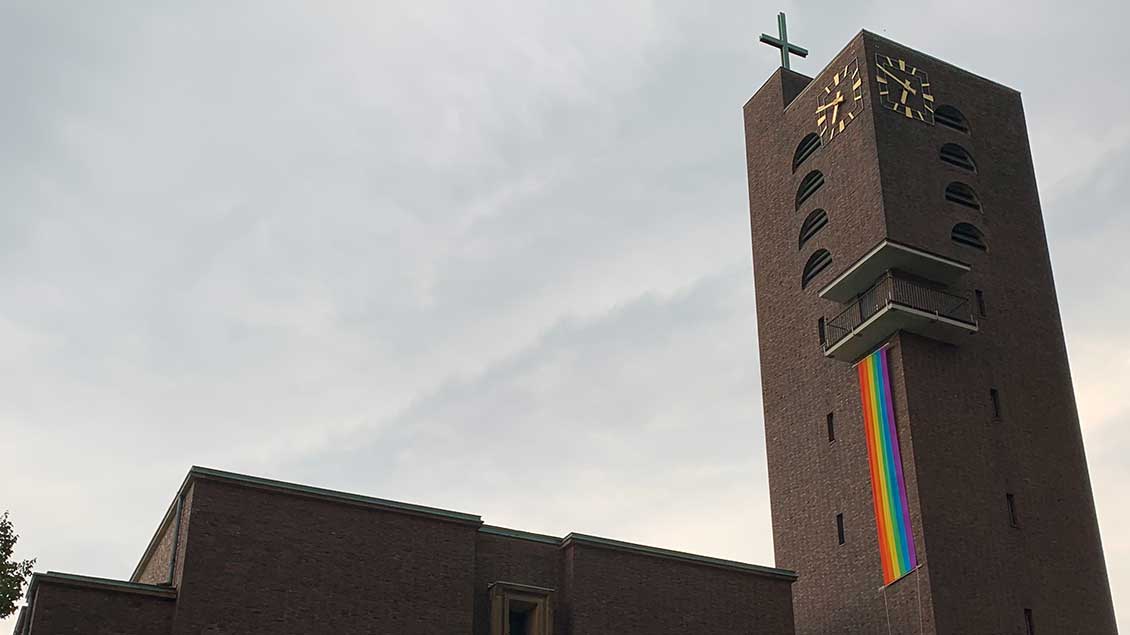 Regenbogenfahne am Turm der Heilig-Geist-Kirche