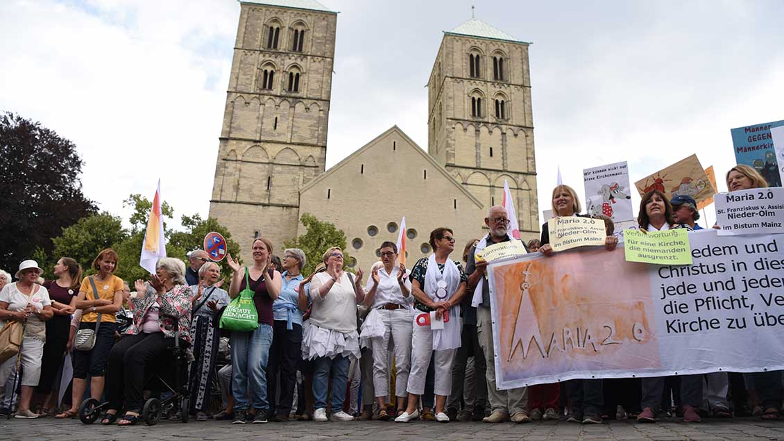 Protestaktion von Maria 2.0 vor dem Münsteraner Dom 2019