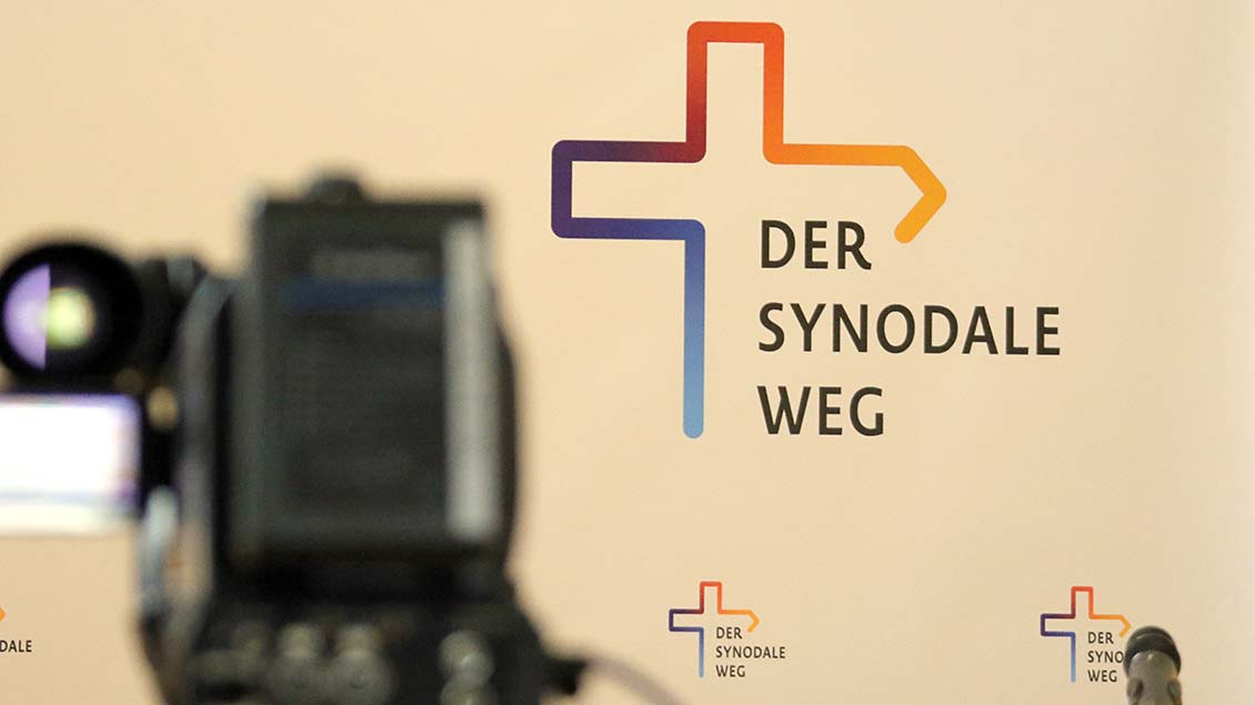 Kamera und Logo Synodaler Weg