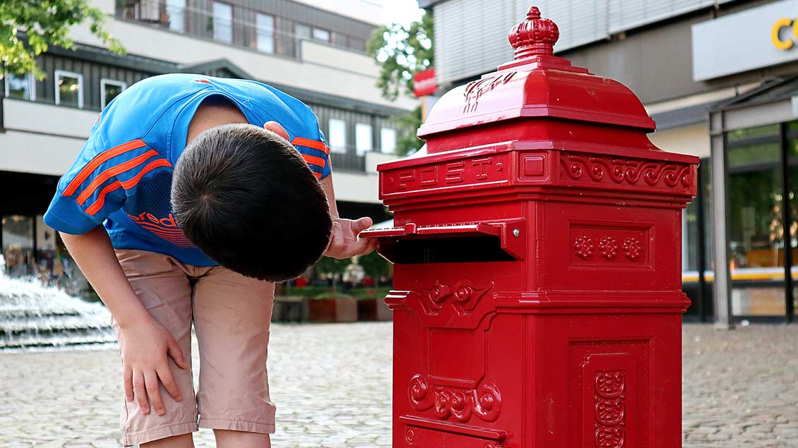 Er macht neugierig: der neue rote Briefkasten auf dem Europaplatz in Vechta ist nicht für normale Post bestimmt, sondern will Kontakte schaffen. | Foto: Michael Rottmann