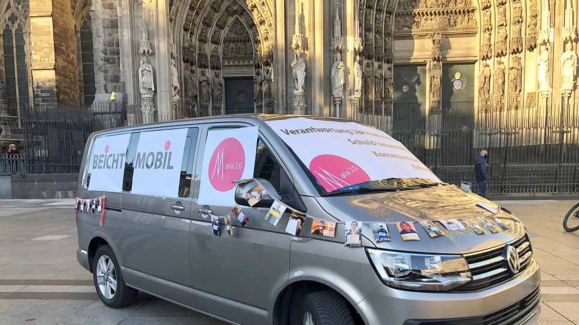 Beichtmobil vor dem Kölner Dom