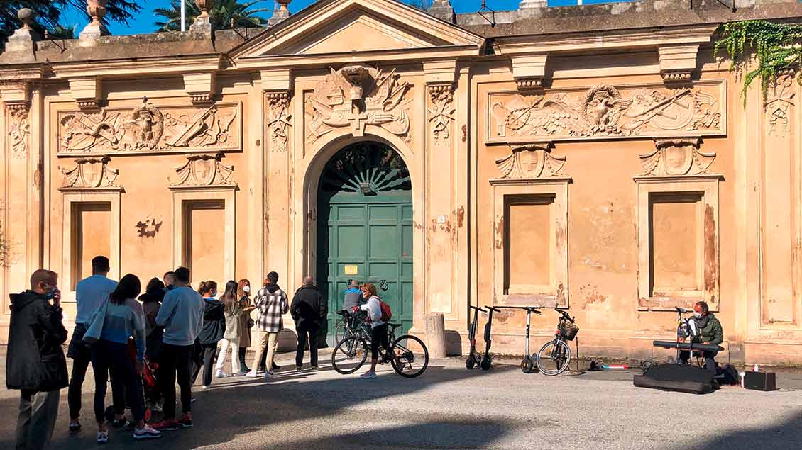 Schlüsselloch-Effekt: Das Portal an der Piazza dei Cavalieri die Malta auf dem Aventins-Hügel ist eine ganz besondere Attraktivität Roms.