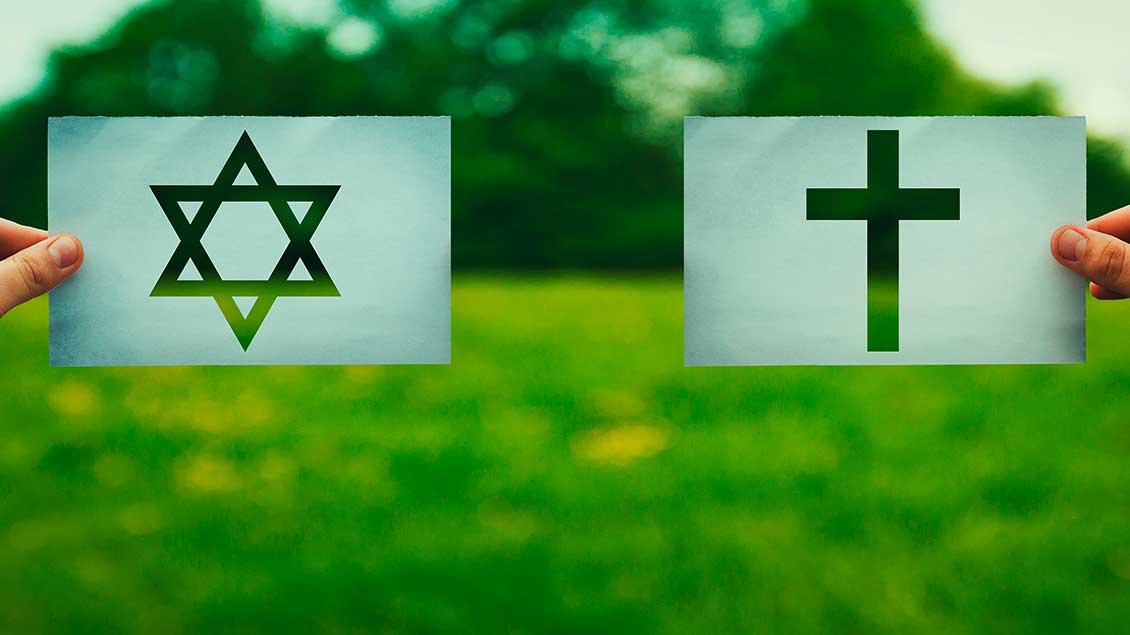 Jüdischer Davidstern und christliches Kreuz