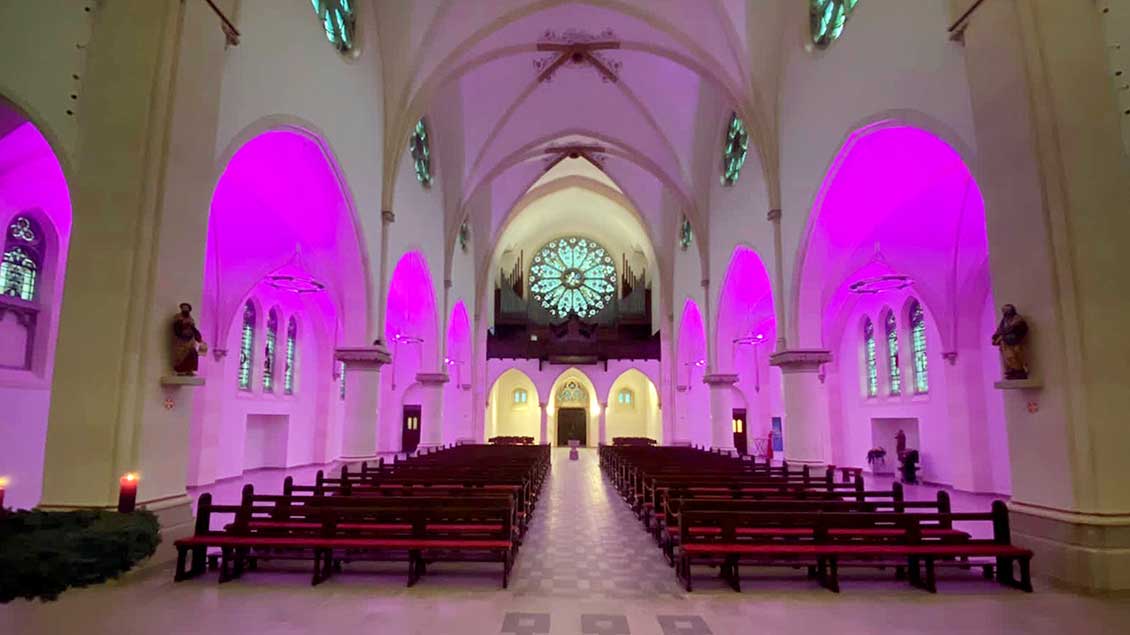 Die St.-Antonius-Kirche in Gronau erstrahlt in farbigem Licht