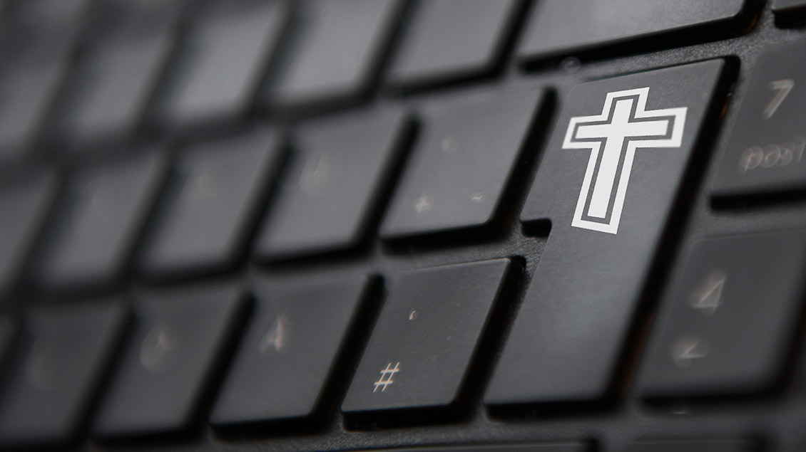 Kreuz auf einer Tastatur