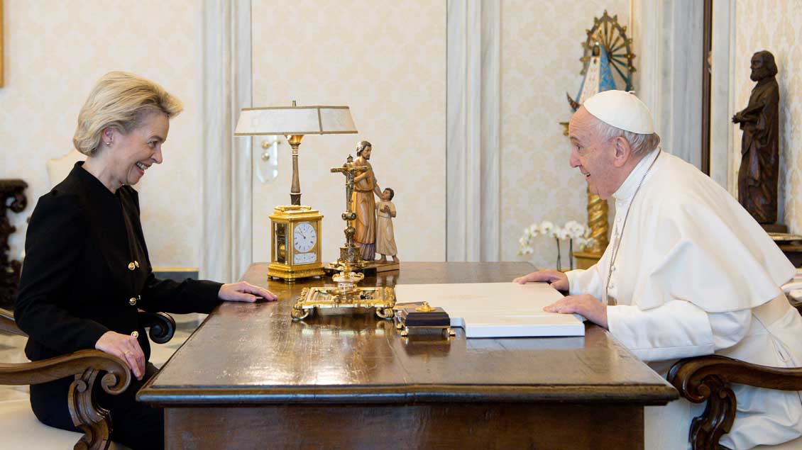 EU-Kommissionspräsidentin Von der Leyen und Papst Franziskus sitzen sich gegenüber.
