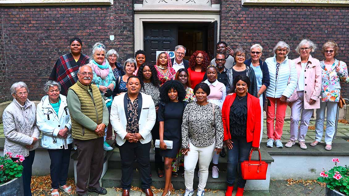 Die Ehrenamtlichen der Gemeinde St. Vincentius Dinslaken und die afrikanischen Frauen aus dem Chor „good vibes only“