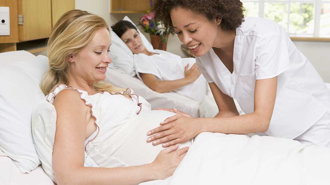 Frauen in Krankenhausbetten