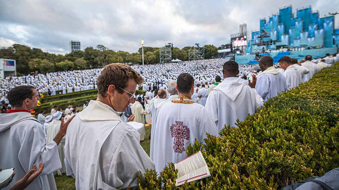 Tausende Priester bei Gottesdienst während des Weltjugendtags in Lissabon