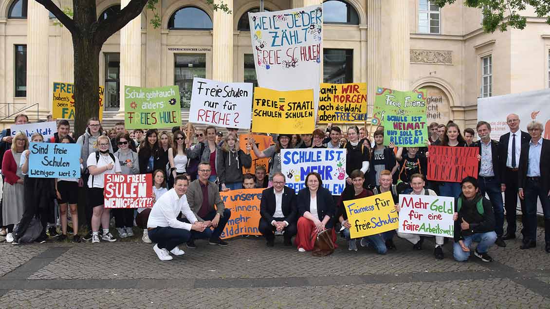Archivbild: Schulgemeinschaft des bischöflichen Gymnasiums Cäcilienschule bei einer Demonstration für eine gerechtere Finanzierung