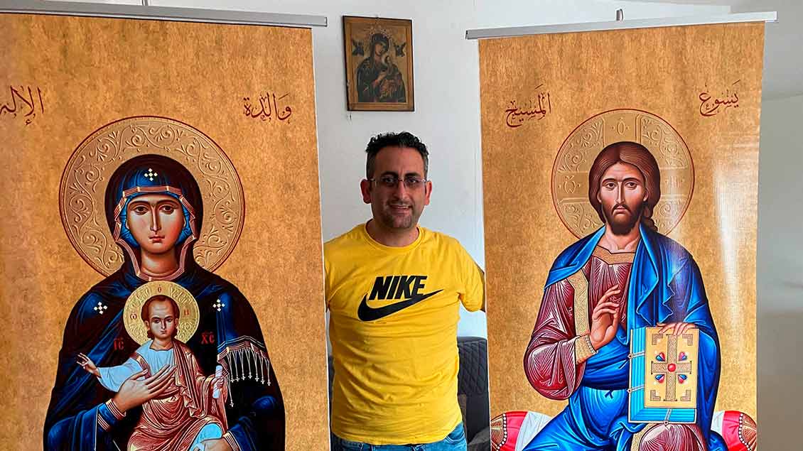 Nezar Haddad mit Bildnissen der Gottesmutter und des Christus Pantokrator