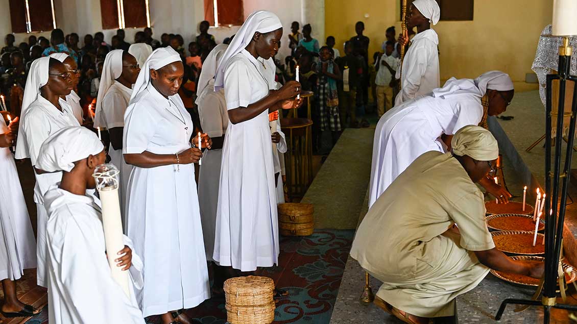 Katholische Ordensfrauen in einem Gottesdienst in Afrika