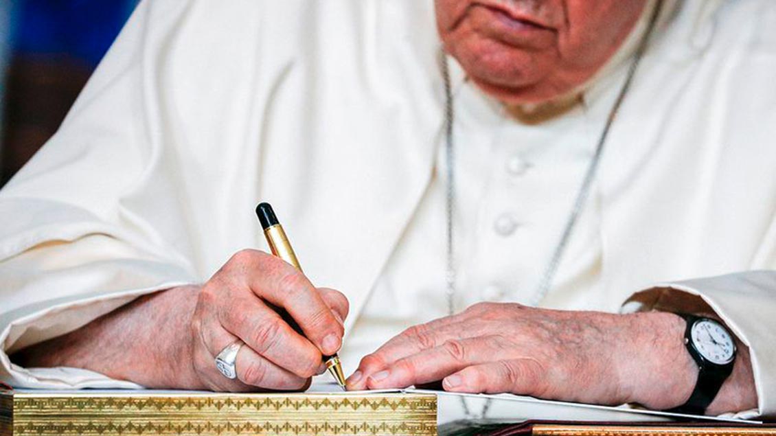 Papst Franziskus schreibt