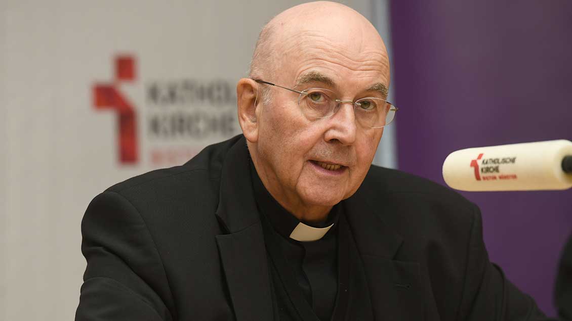 Bischof Felix Genn bei einer Pressekonferenz