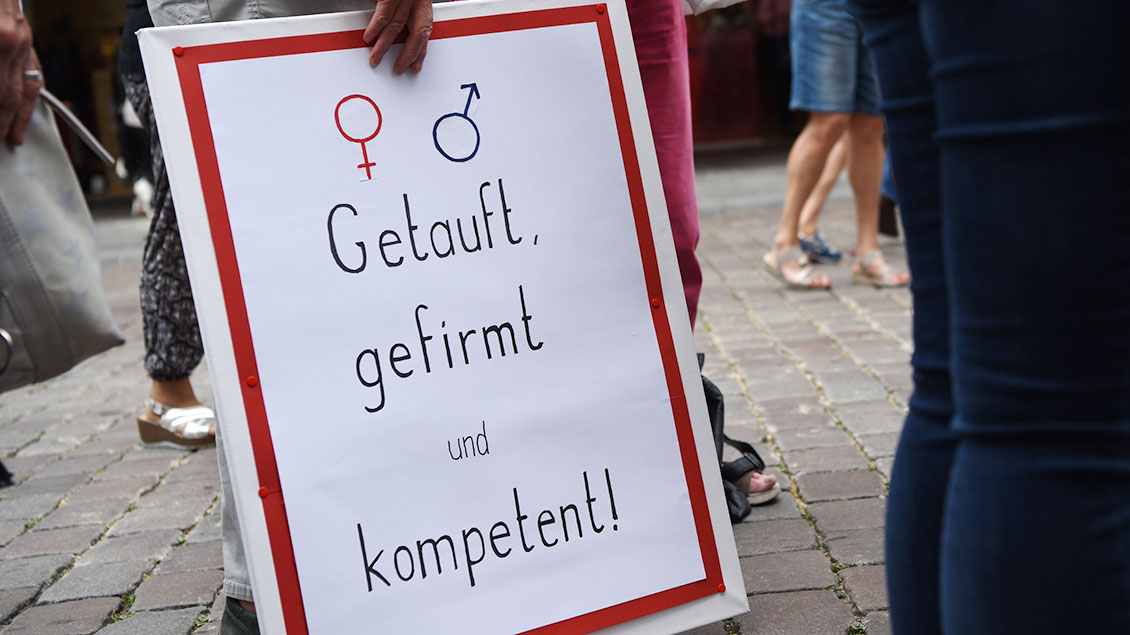 Plakat für Frauenrechte in der Kirche