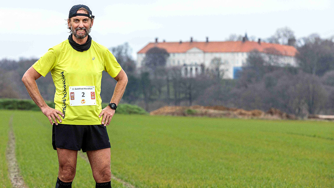 Marathonläufer vor Schloss-Kulisse