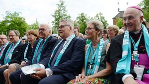 Neben Bundespräsident Frank-Walter Steinmeier nahmen viele Prominente aus Politik und Kirche an der Eröffnung teil. | Foto: Michael Bönte