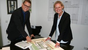 Harald Ruhwinkel und Anette Brachthäuser mit den Plänen. | Foto: Jens Joest
