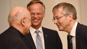 Drei Herren, eine Überraschung (von links): Bischof Felix Genn, der neue Generalvikar Klaus Winterkamp und sein Vorgänger Norbert Köster. | Foto: Michael Bönte