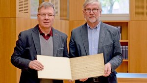 Peter Behrenberg (Leiter der Diözesanbibliothek, links) und Franz Josef Ratte mit dem Noten-Fund. | Foto: pbm