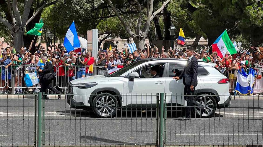 Papst Franziskus wird von Zehntausenden auf den Straßen Lissabons empfangen.