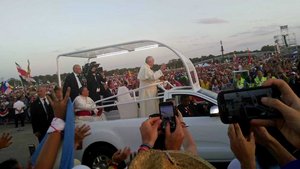 Franziskus live: Pilger aus dem Bistum konnten den Papst zu Beginn der Vigil in Panama ganz nah erleben.