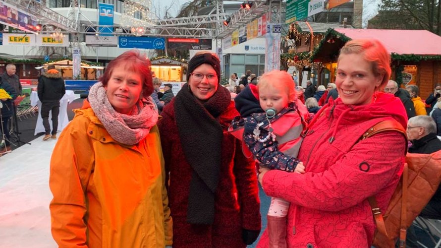Veronika Kösters (v.l.) ist mit ihren Töchtern Carolin und Julia sowie ihrer Enkelin Mina zum „Ibb on Ice“-Gottesdienst gekommen. | Foto. Marie-Theres Himstedt