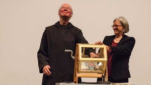 Pater Andreas Werner zog die Gewinner der Tombola. | Foto: Christof Haverkamp