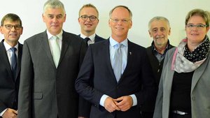 Generalvikar Klaus Winterkamp (4. von links) mit den Ehrenamtlichen des Diözesanvermögensverwaltungsrats. | Foto: pbm