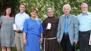 Danken den Spendern (von links): Birgit Winterhalter (Caritas), Roland Vilsmaier, Anne Hakenes (beide Katholikentag), Bruder Matthias Maier, Wolfgang Spohn Haniel (beide Missionszentrale der Franziskaner) und Harald Westbeld (Caritas).