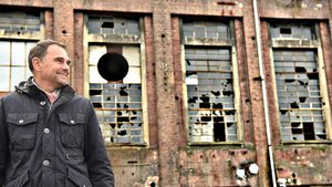 Industrie-Brache: Thomas Pyszny vor einer Halle auf dem ehemaligen Werksgelände der Zeche, auf der er arbeitete. | Foto: Michael Bönte