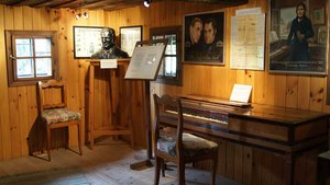 Im ersten Stock des Gedächtnishauses finden sich Erinnerungsgegenstände an den Komponisten. | Foto: KNA
