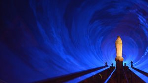 Einen blauen Laser-Tunnel wie hier 2015 auf dem Kapitelsfriedhof beim Domjubiläum wird es am 31. Oktober und 1. November auch in Münsters Lambertikirche geben.