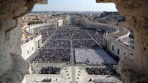 Der Petersplatz während der Messe zur Heiligsprechung. | Foto: Alessandro Bianchi (Reuters)