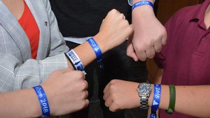 Das blaue Armband ist das Erkennungszeichen der Schüler für die Rom-Wallfahrt. | Foto: Christian Breuer (pbm)