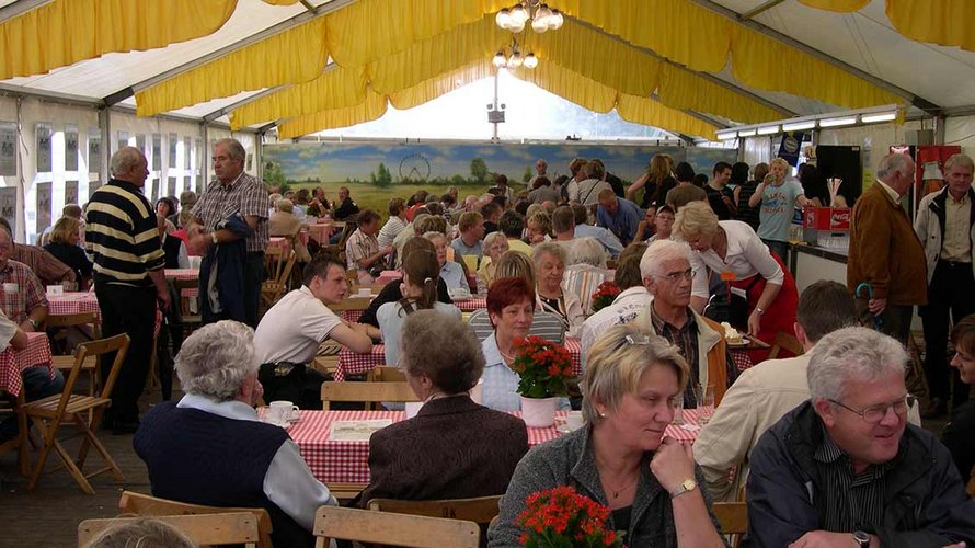 Im Alkoholfreien Zelt waren oft mehr als 250 Menschen zu Gast (Archivfoto von 2008). | Foto: Michael Rottmannn